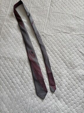 Classic Men’s Tie in Grey and Burgundy